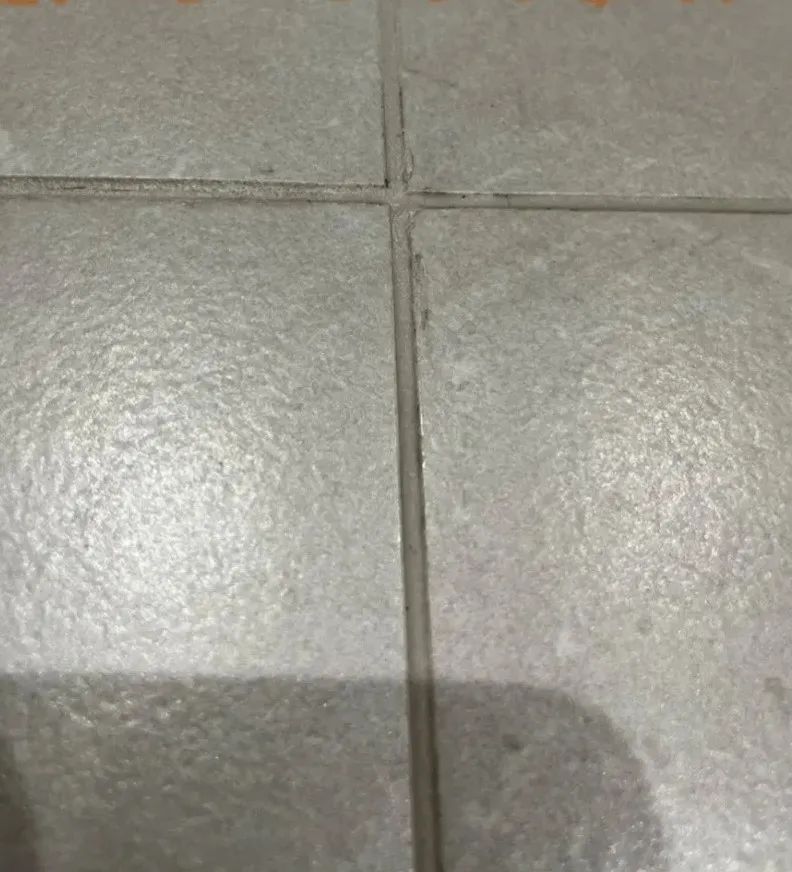 美缝黑边.jpg 美缝黑边.jpg